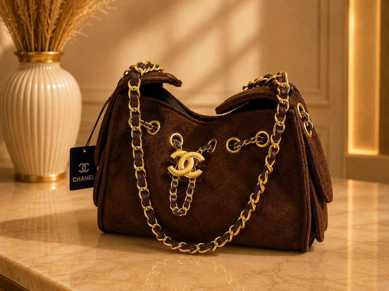 Sac à Main Velours Chocolat Matelassé – Chaîne Dorée Élégance