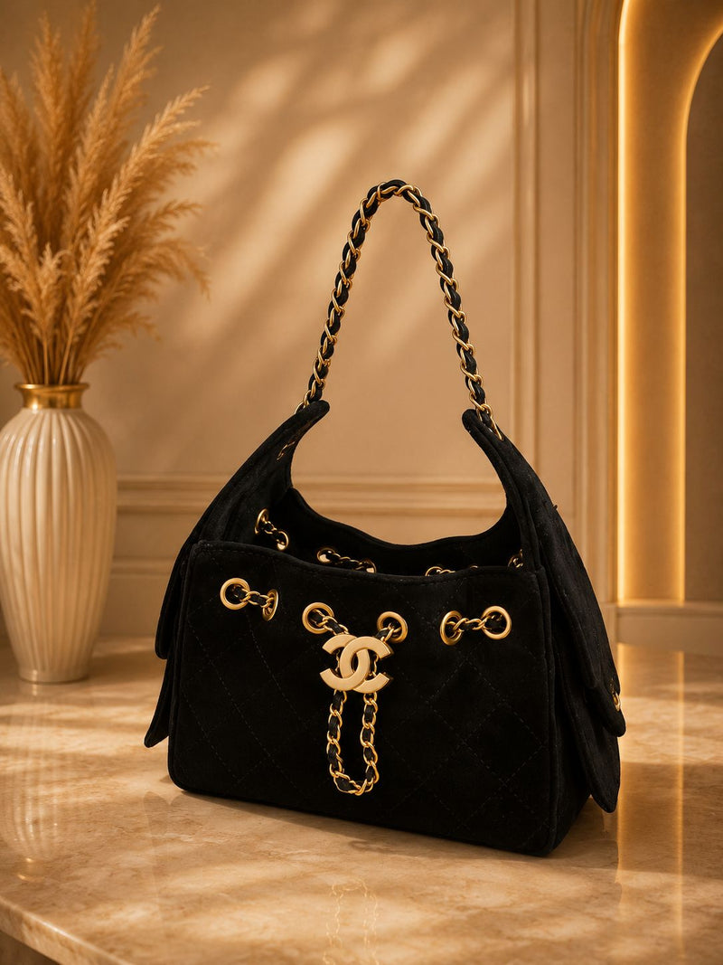 Sac à Main Velours Noir Matelassé – Chaîne Dorée Élégance