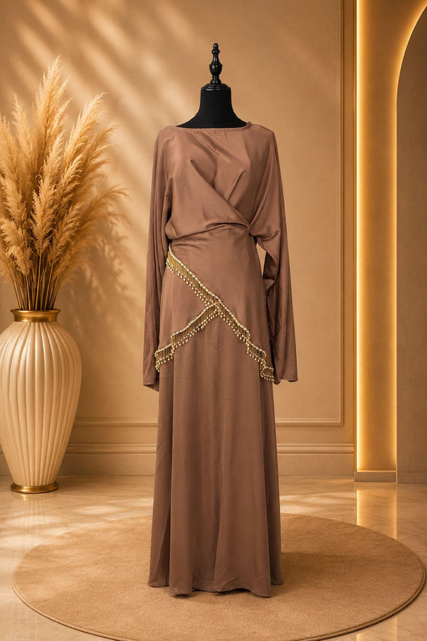 Robe Longue Satin Taupe Drapée avec Franges Dorées